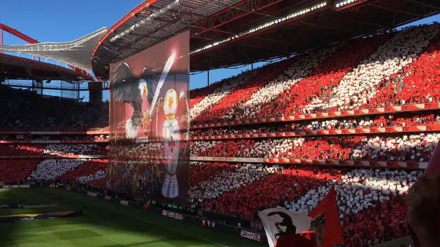 Bancadas do Estádio da Luz cheias de adeptos do Benfica a formar uma coreografia vermelha e branca antes de um clássico