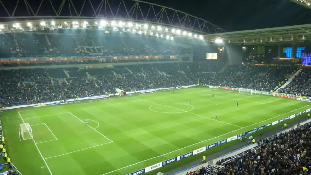 Estádio do Dragão iluminado à noite, com as bancadas cheias durante um jogo da Liga dos Campeões