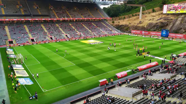 Vista das bancadas e do relvado do Estádio Municipal de Braga, com a encosta de pedreira ao fundo