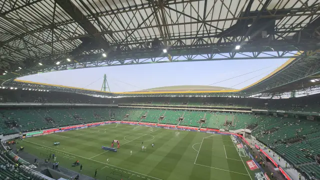 Interior do Estádio José Alvalade, em Lisboa, com as bancadas verdes e o relvado antes de um jogo do Sporting