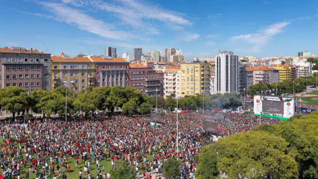 Multidão de adeptos portugueses reunida na Alameda D. Afonso Henriques, em Lisboa, para receber a seleção campeã europeia em 2016